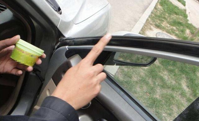 锁车后钥匙忘在车内怎么办,锁车后忘记关车窗怎么办