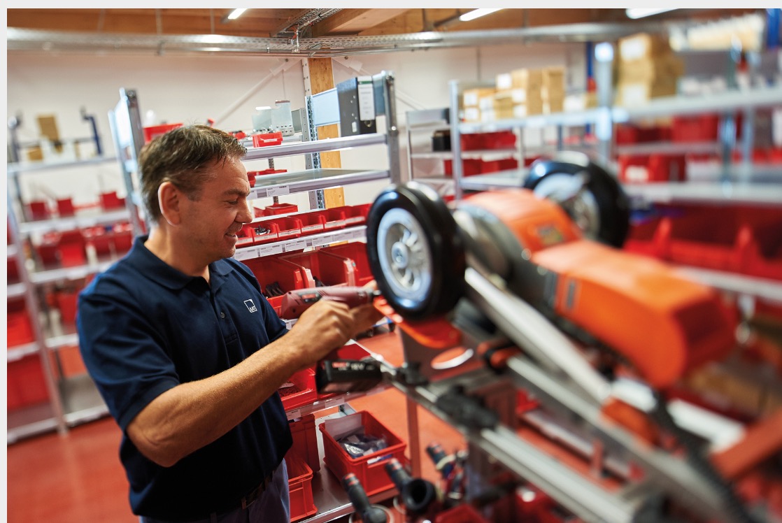 老人残疾人爬楼自动轮椅,老年残疾人上下楼梯神器