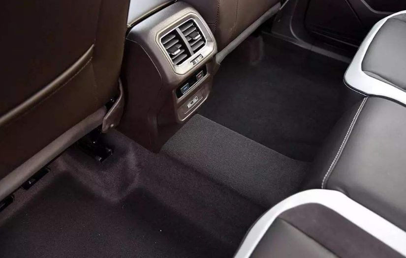 为什么车后排地板有突起,奥迪车后排中间是凸起来的吗