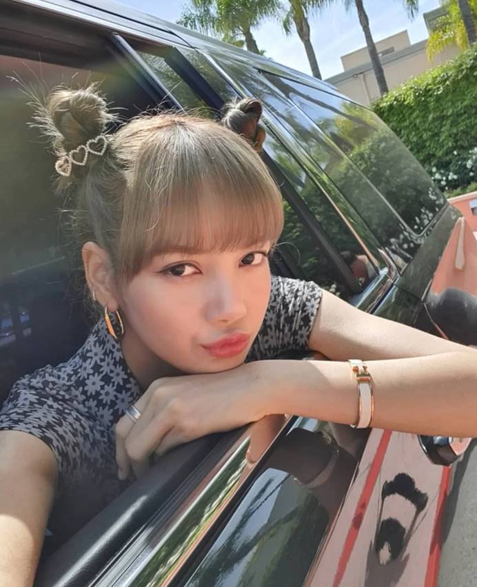 lisa穿搭牛仔裤,人间芭比lisa穿皮衣