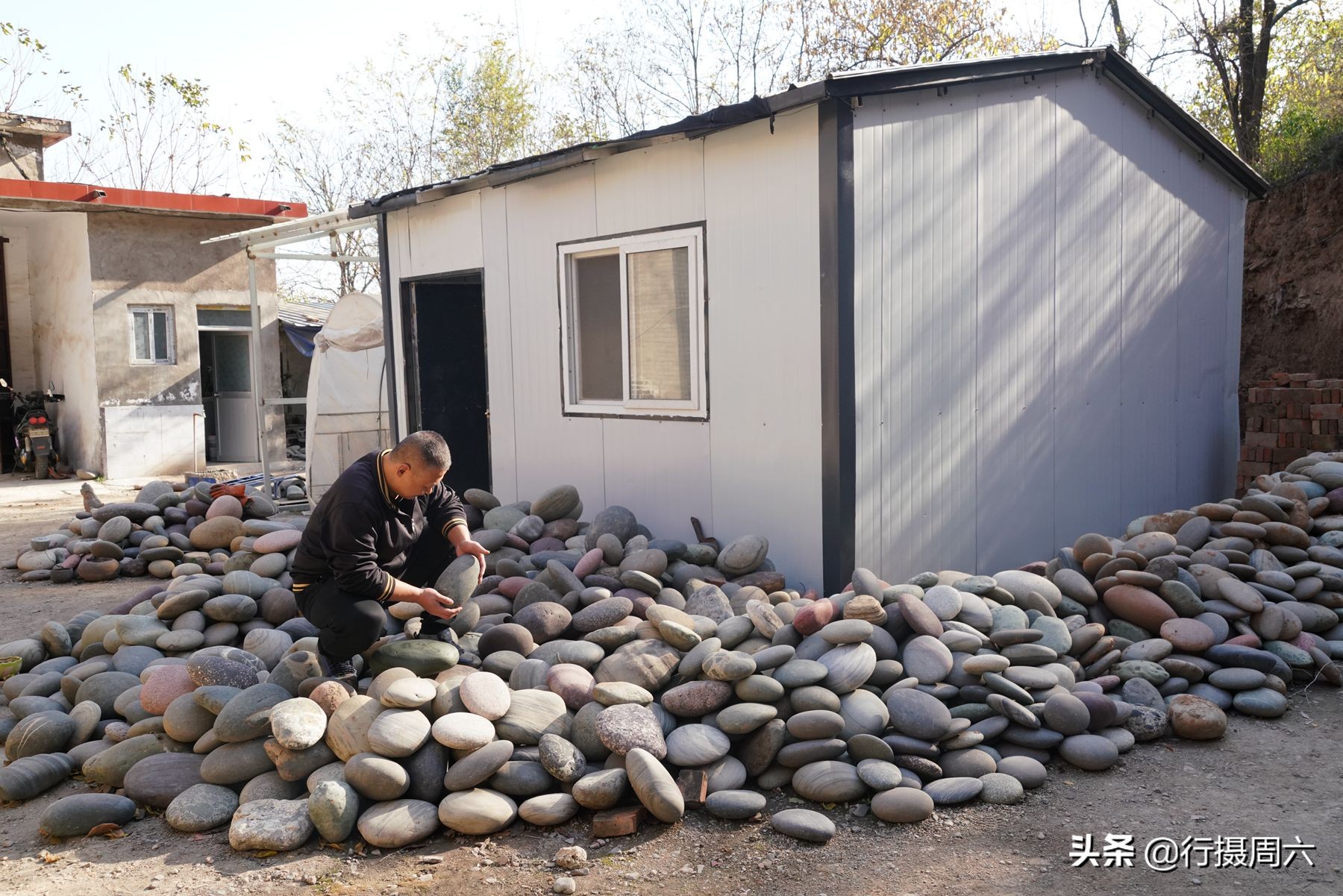 石头做手工能赚钱吗,农村小伙靠捡石头成亿万富豪