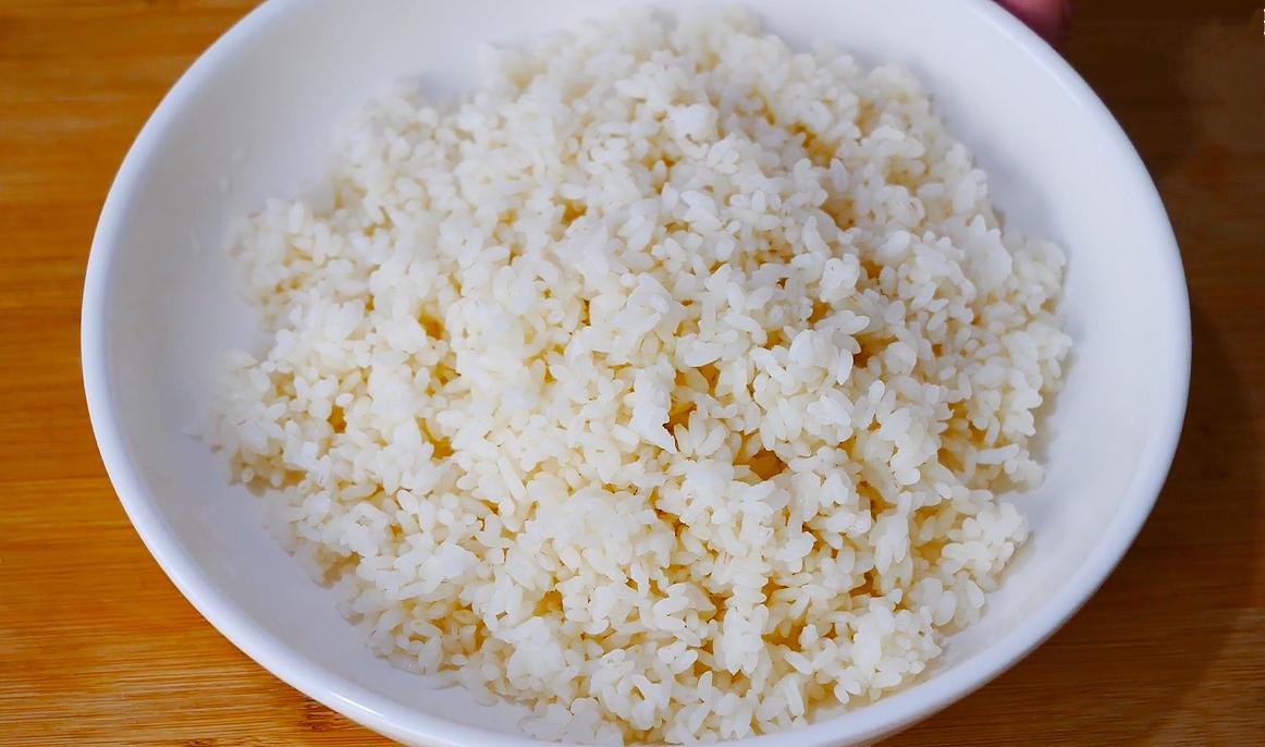 蛋炒饭好吃教程,蛋炒饭最好吃做法加酱油