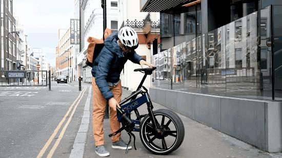 c罗购买的黑色的车 (c罗的车多少元)