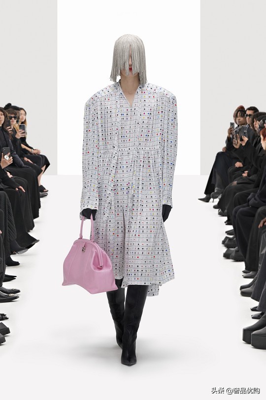 balenciaga克隆秀场,balenciaga21年时装秀