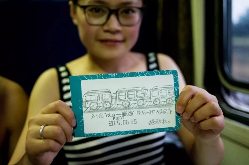 孩子坐绿皮火车看人世百态,绿皮火车才能反映生活百态