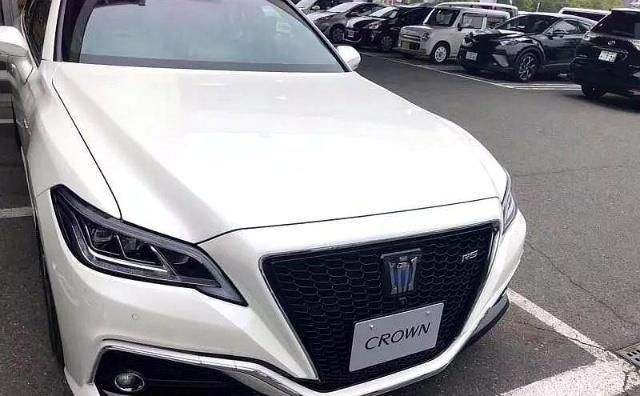 C级豪车丰田皇冠降价最低23万，这车究竟怎么样？值得购买吗？