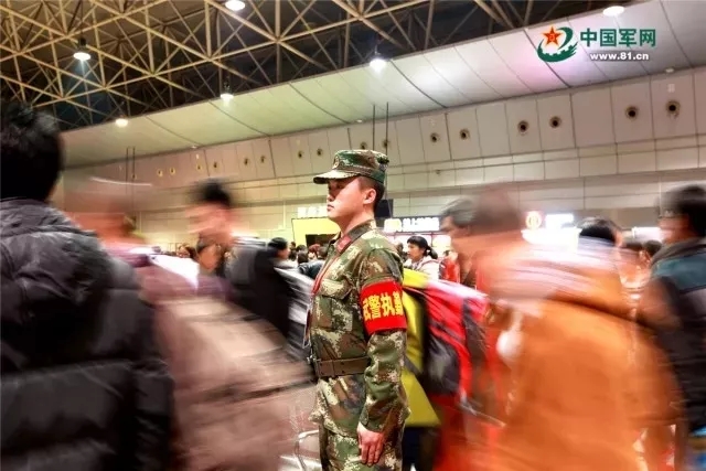 假如你在火车上遇到美女,春运车站遇到兵哥哥