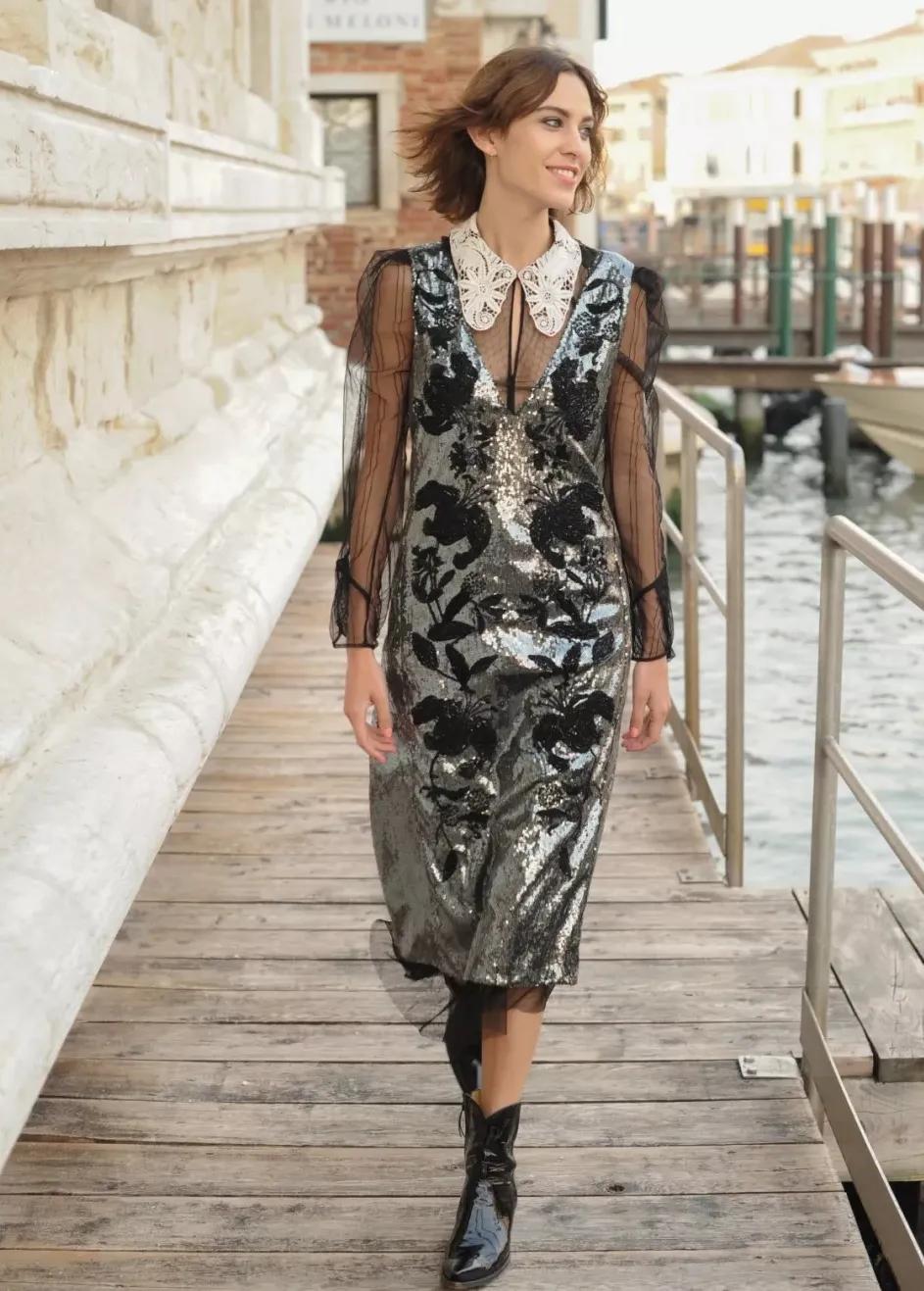 古力娜扎深v蓝色礼服和鞠婧祎,娜扎和鞠婧祎