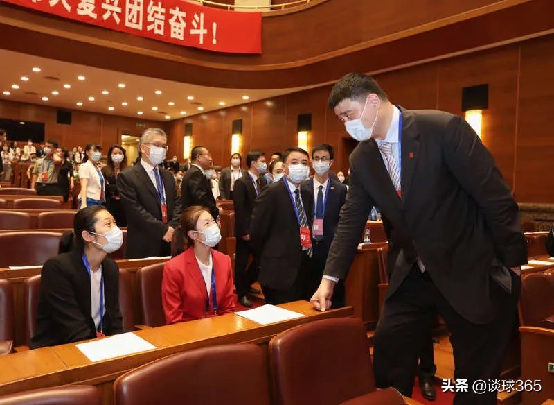 两个队长，一位主席，三位体坛名将罕见同框，谁的正装照更美