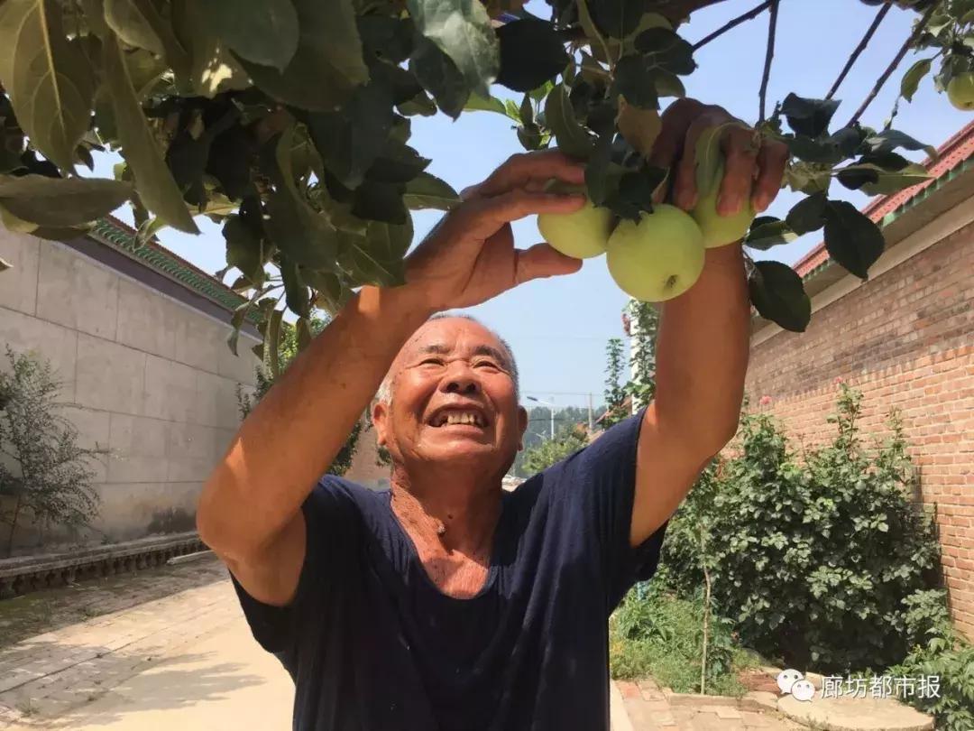 一人挑起照顾全家老小重担,农村人一人挑起家庭重担