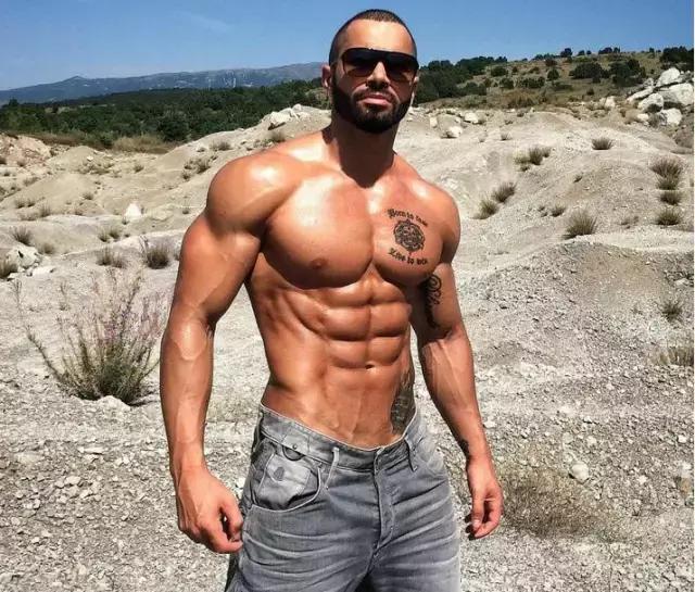 腹肌歪了练哪边,腹肌歪的还不整齐