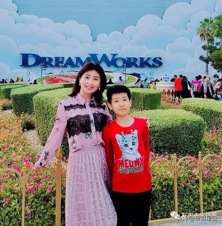 让我坐在一首诗的字里行间，抱紧你银杏树上是发黄的叶片