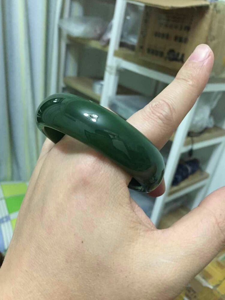 青白和田玉手镯为啥便宜,和田玉手镯怎样才能买到真的