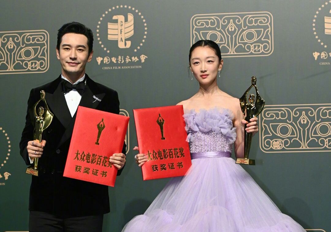 周冬雨又拿影后!曾因身高矮被嘲时尚黑洞,如今成小个子穿搭模板