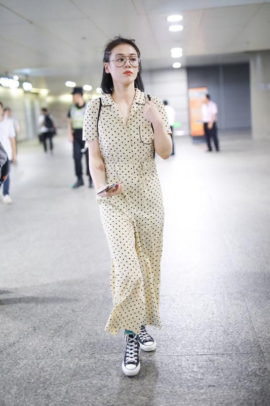 吴昕穿睡衣现身机场,吴昕油光满面现身机场似油腻少女
