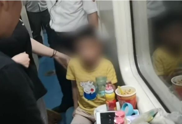 5岁男孩吞了奶片,孩子吃奶片卡喉爸爸施救