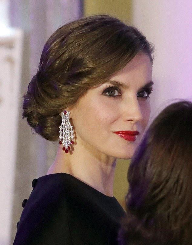 被称为“最励志灰姑娘”的王后,佩戴平价饰品,引领时尚的热潮