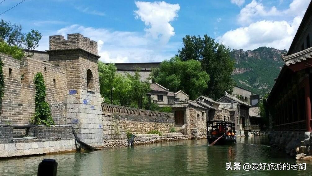 长城脚下的人造古镇，夜景太美成北京地标，外国人都慕名前往度假