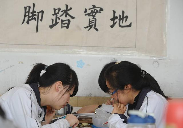 最牛高考学霸748分,746分高考状元家境贫寒却非常自信