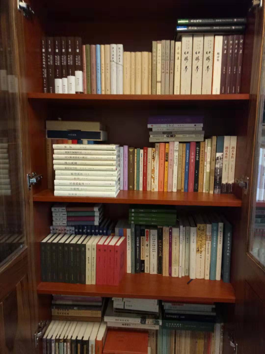 买书哪个出版社是正版,买书是看作者还是出版社