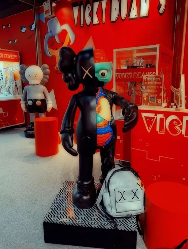 在魔都这家潮牌娃娃机店里，我竟然花了五块钱抓了个AJ