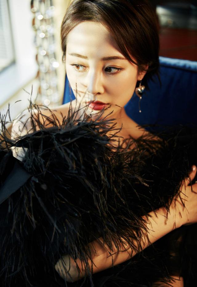 李纯穿开叉长裙,李纯穿吊带裙长裙