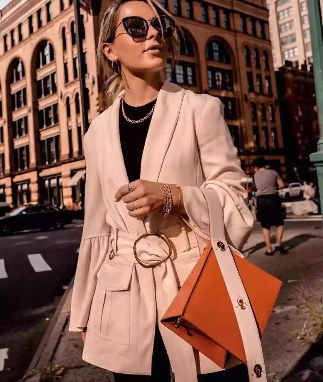 背出去的包包,包包背得长好看还是短好看