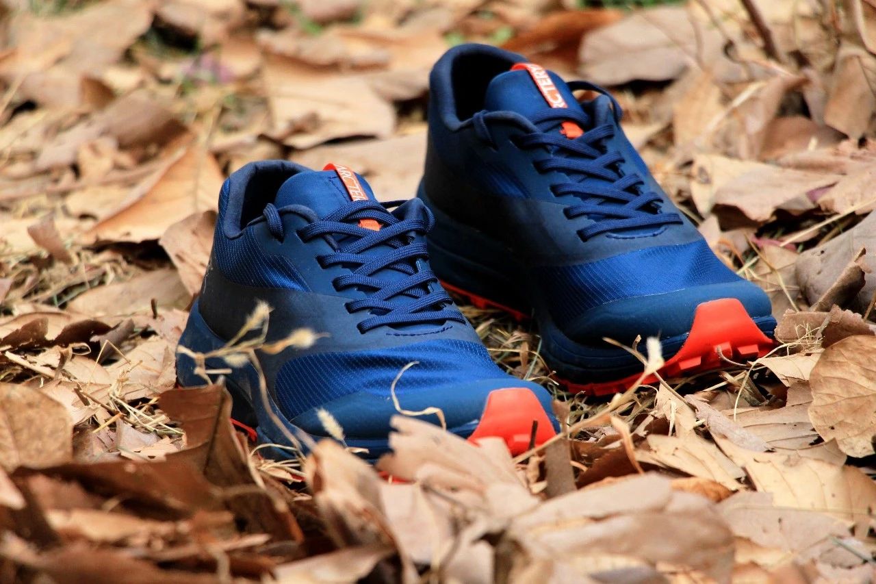 公认脚感最好的户外鞋始祖鸟,始祖鸟越野跑鞋高帮灰色