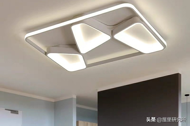 什么客厅吸顶灯好看又有高级感,简约风格的客厅适合用什么吸顶灯