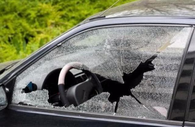 车钥匙被锁车内咋办？老司机：傻子才砸玻璃，聪明人都这么做