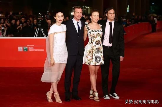 华金菲尼克斯名利场采访,华金菲尼克斯小丑西装