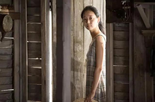 女子为艺术献身全裸出镜，身材火热