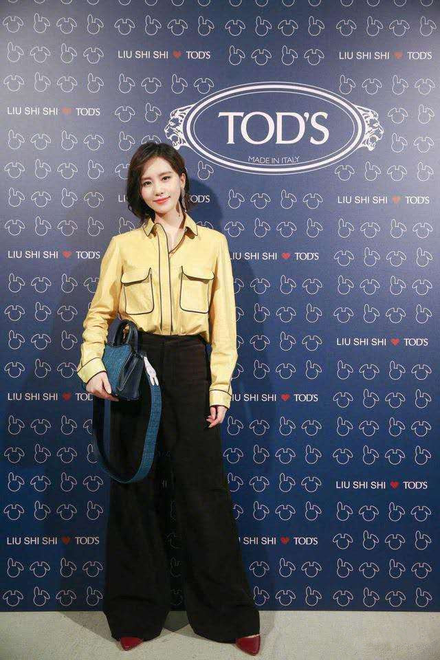 刘诗诗演绎精致时髦的优雅港风,刘诗诗气质出席活动白色浴袍风