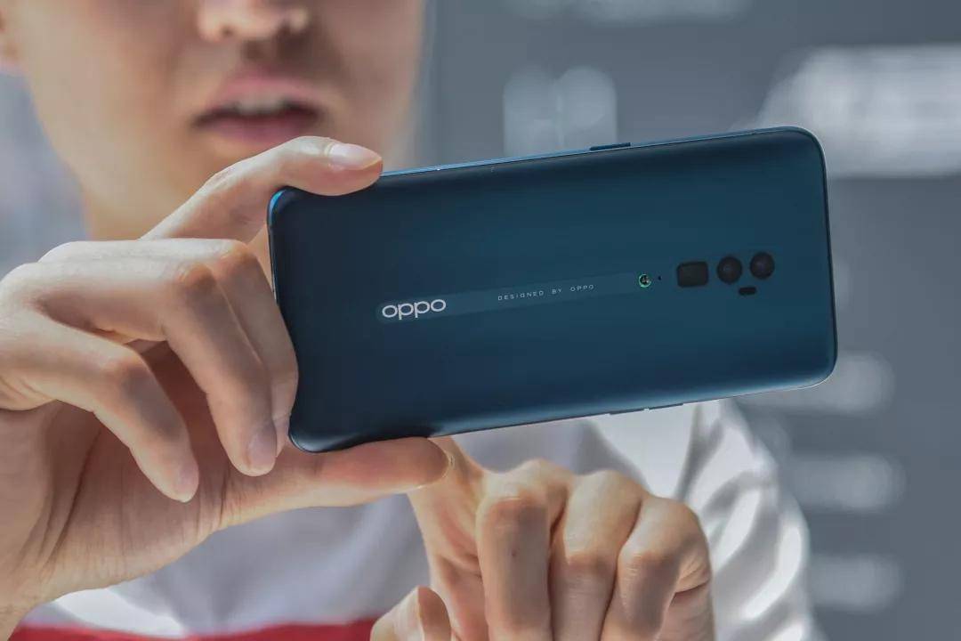 怎么*拍偷**小哥哥不被发现?Reno用户脑洞大开,10倍变焦玩出新花样