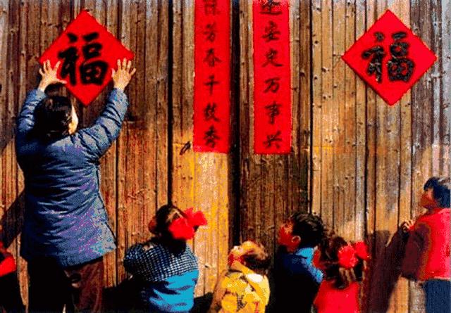 春节怎么贴对联才好看,怎么贴对联福字贴左还是右
