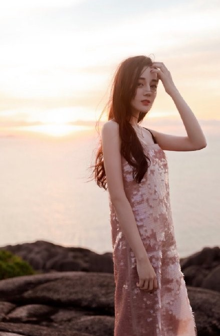 小楼又东风宋轶白色吊带裙,宋轶穿印花衣配运动裤秀身材