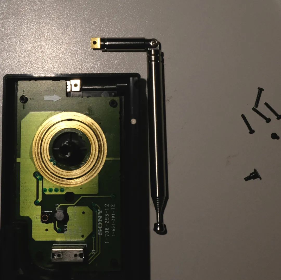 「火腿维修室」修复一台老式SONY收音机天线，他寻求大家的指导