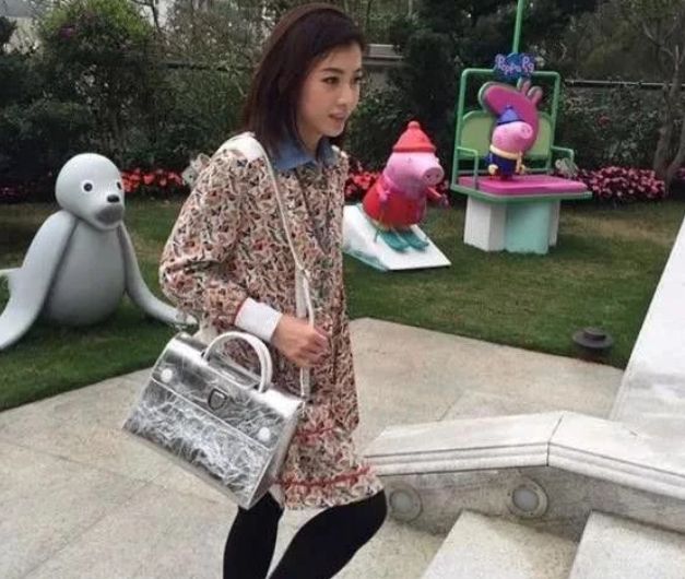 香港女首富甘比被质疑品味?参加公益活动一件半袖价值1万4