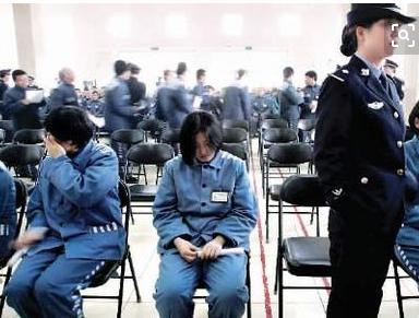 如果女死刑犯在行刑前发现怀了身孕，会被如何处理？