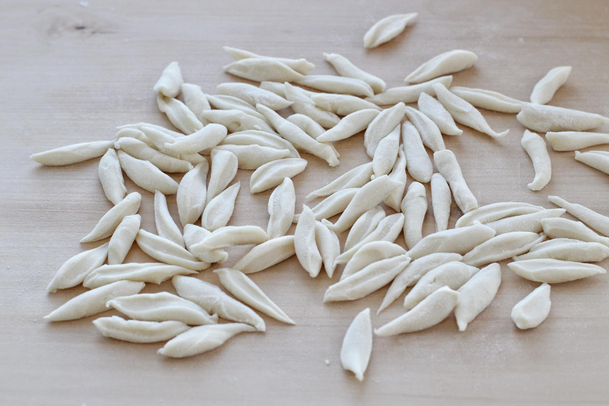 用面粉做面条面团软一点还是硬,面粉揉不成团很粘能发酵吗