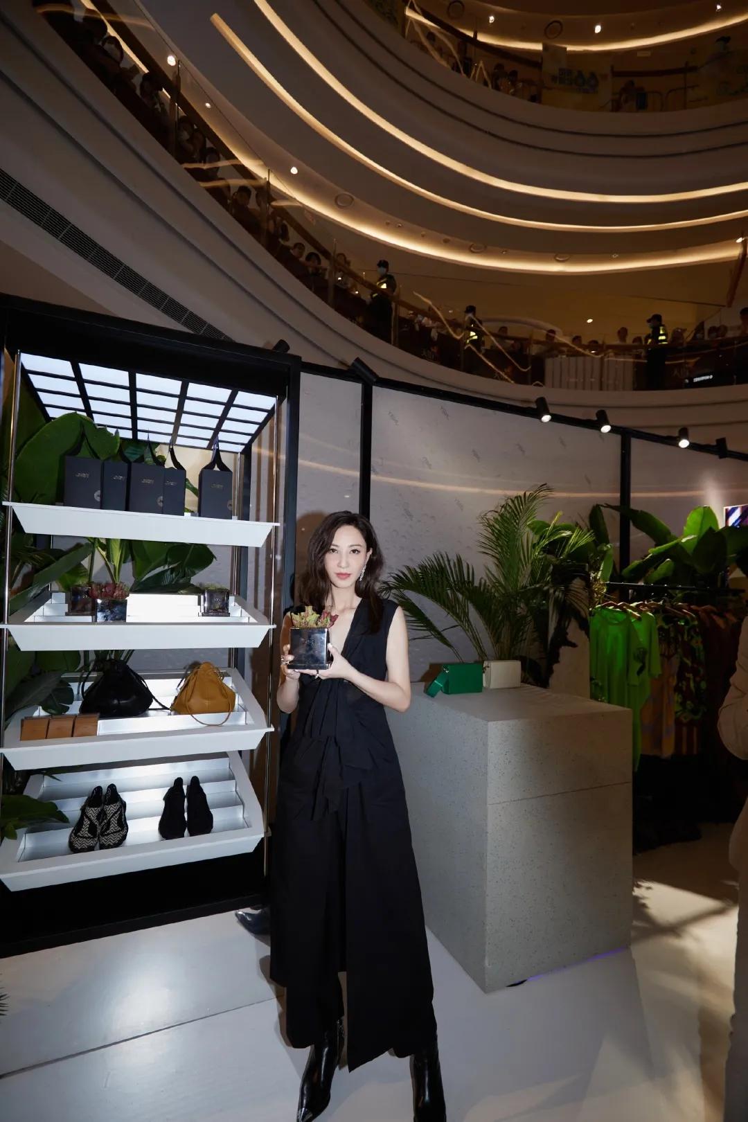 何穗冬天穿衣搭配技巧 (何穗的日常穿搭简单大方又有气质)