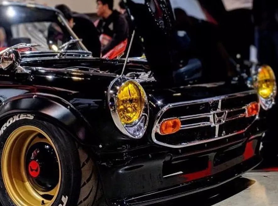 吴彦祖戴墨镜开跑车,吴彦祖开跑车的视频