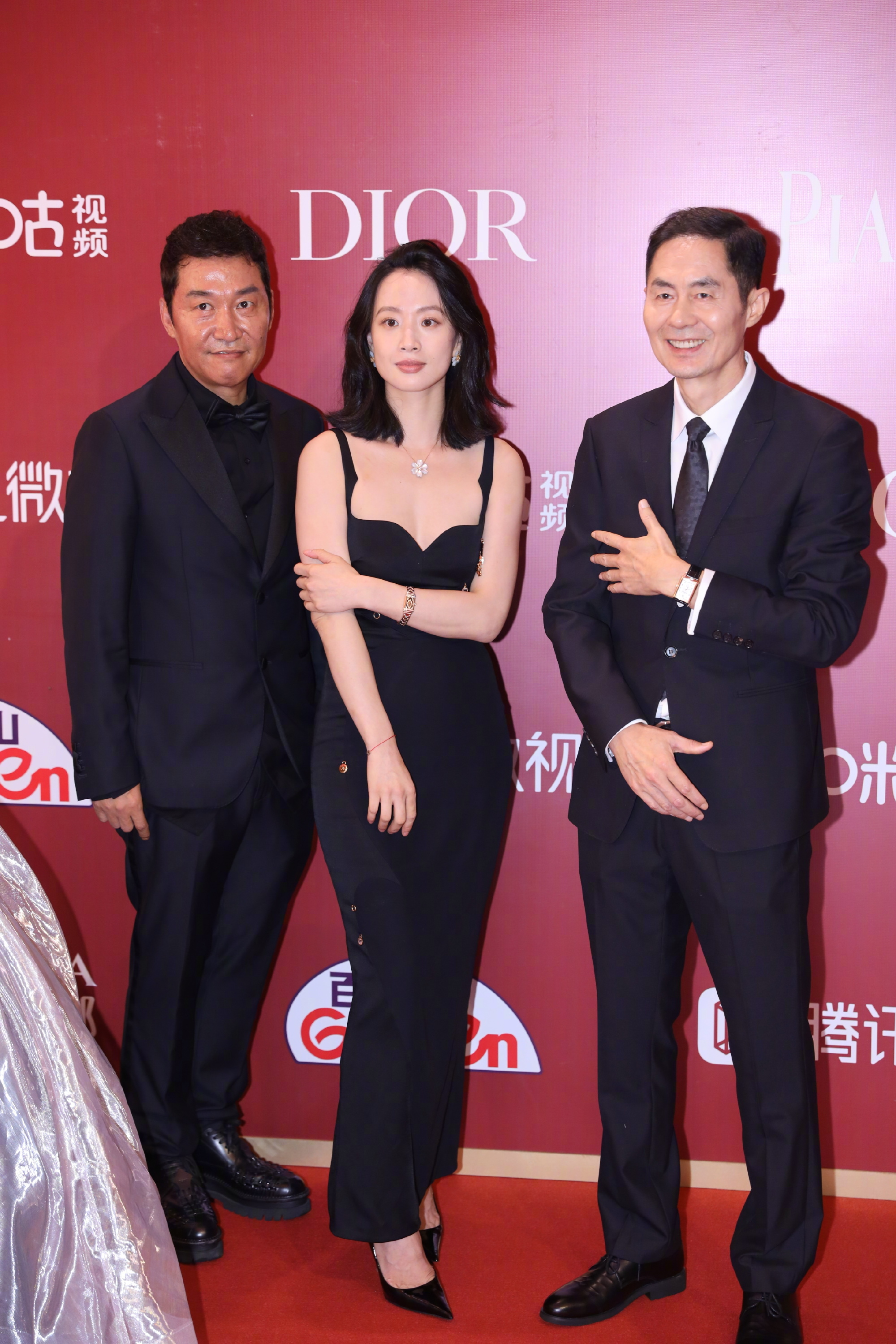 赵涛和周冬雨颁奖,赵涛周冬雨颁奖