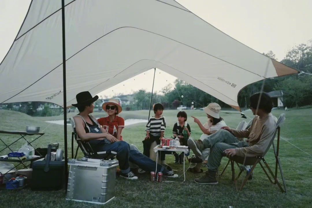 露营这阵风刮得太猛了,组团睡野地到底爽在哪里?