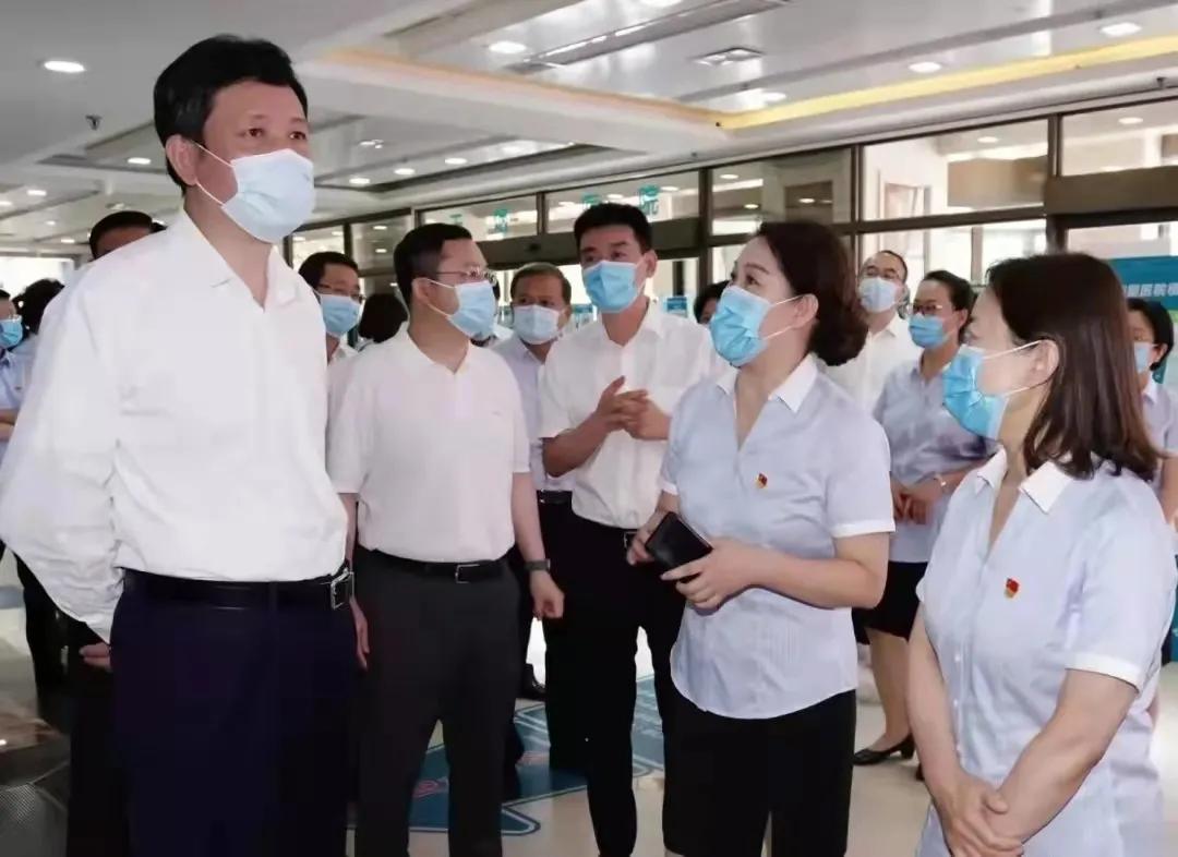 为白衣天使致敬为伟大祖国点赞,为祖国庆生致敬英雄