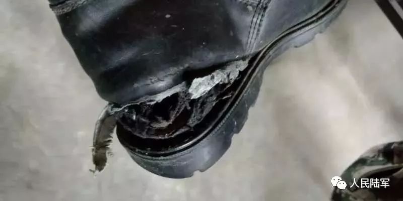 “班长,你这双作战靴都裂口了,还要吗?”