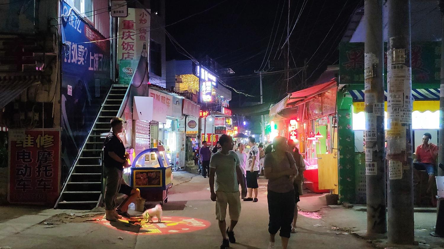 走进桂电“龟洞”！酒吧、旅馆、烧烤摊，这里是学生的精神后花园