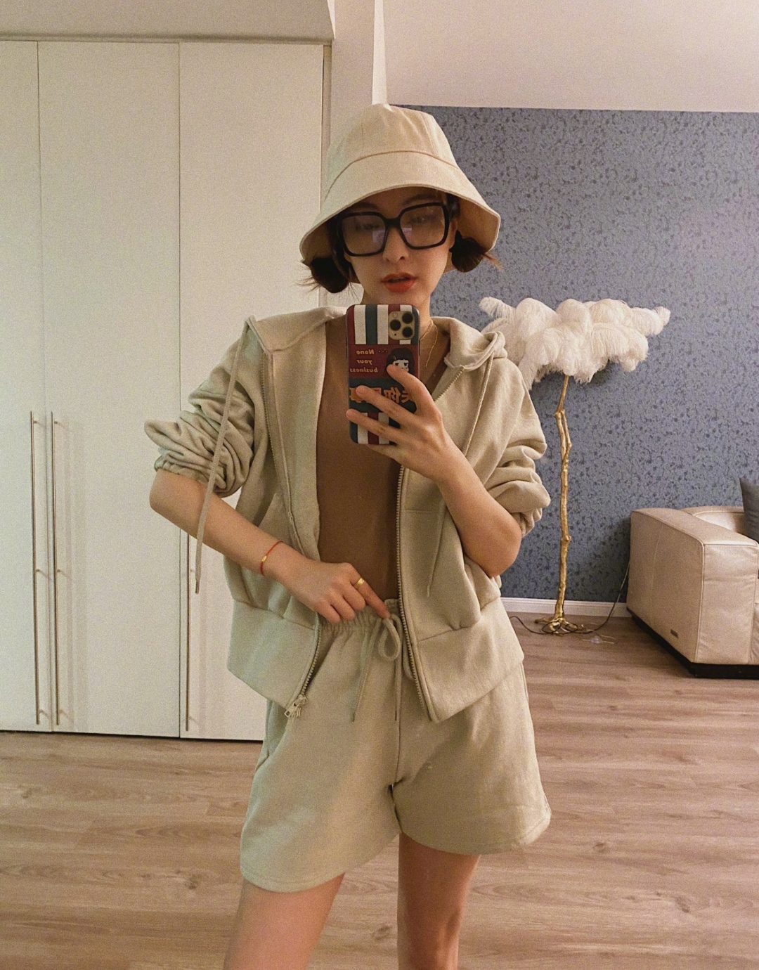 吴昕越来越美了复古开衫搭老爹裤,吴昕浅蓝色西装领连体裤