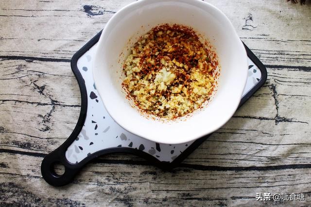 香椿炒鸡蛋正确做法先别着急下锅,香椿炒鸡蛋简单易学你会了吗