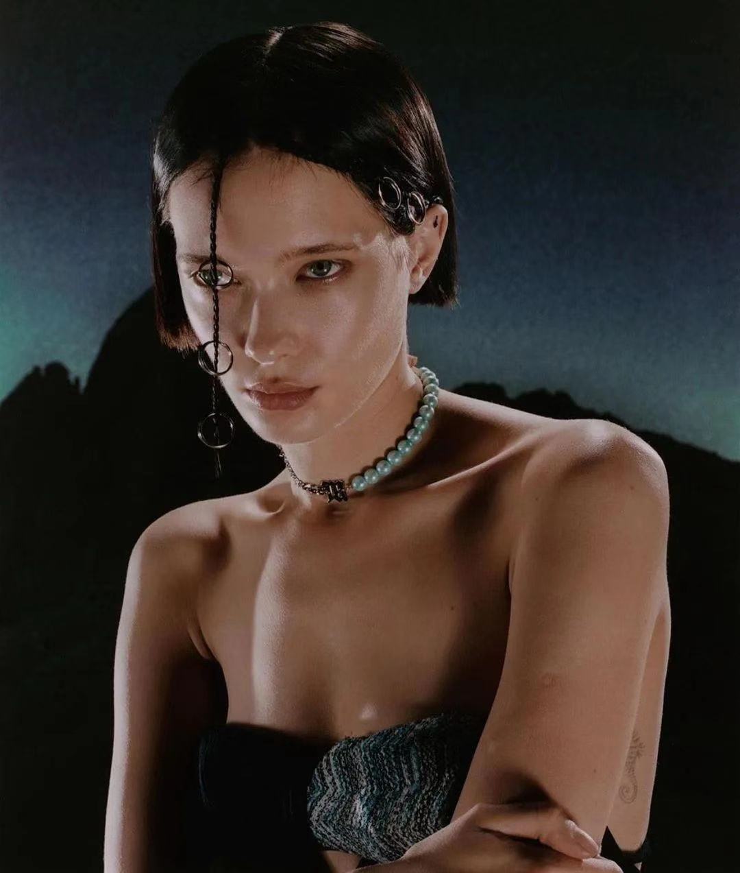 快成主流的“亚逼”，是一个___词？